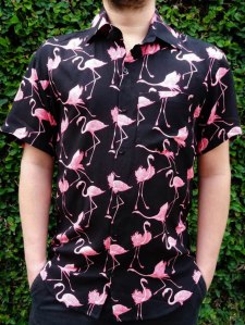 camisa estampada preta flamingos